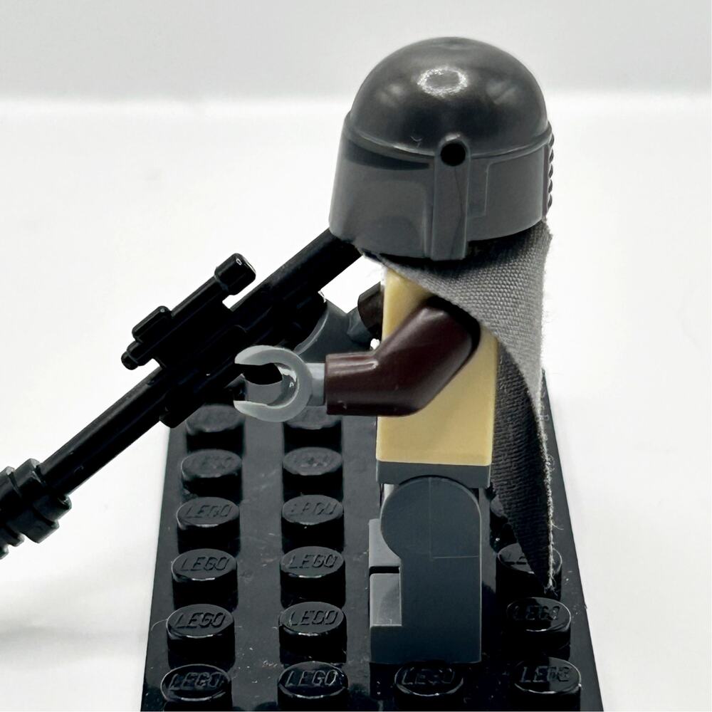 LEGO The Mandalorian Mando Din Djarin Star Wars Minifigure With Cape EUC - Picture 3 of 3